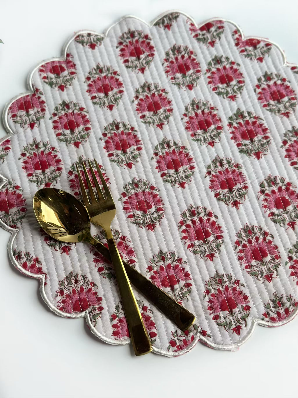 Ruby Garden Scalloped Placemat (set of 6)