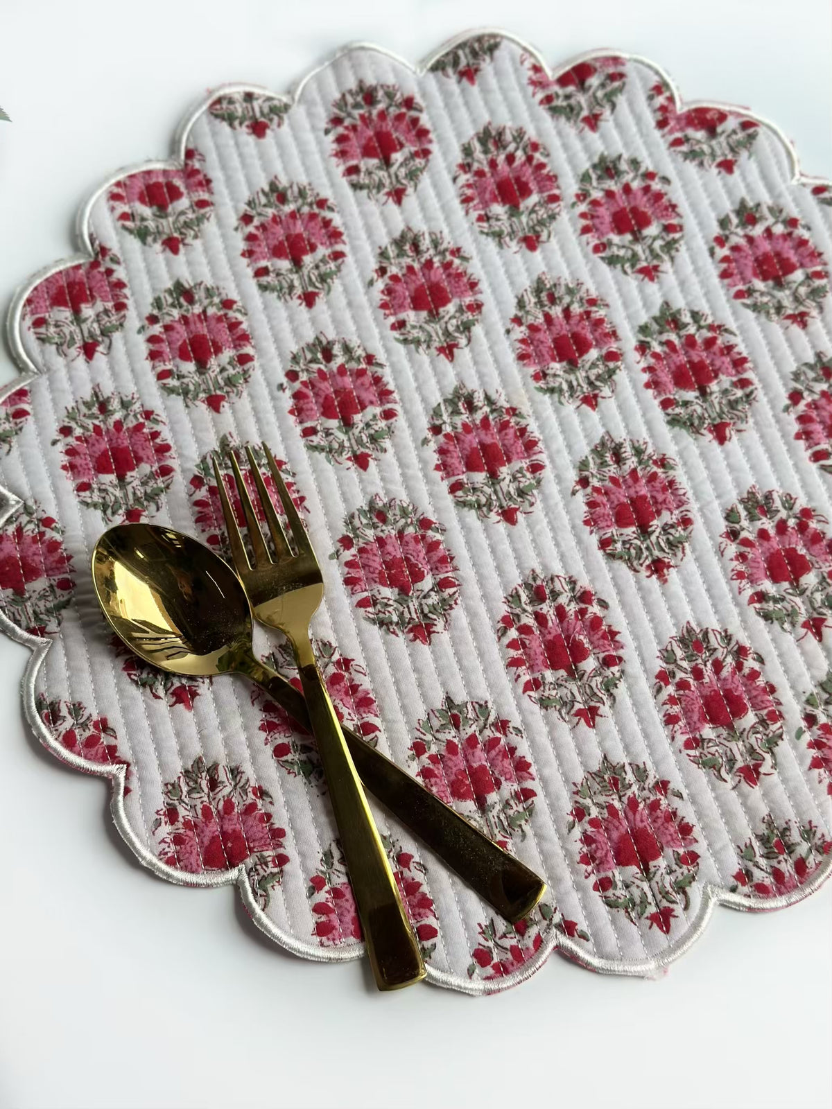 Ruby Garden Scalloped Placemat (set of 6)